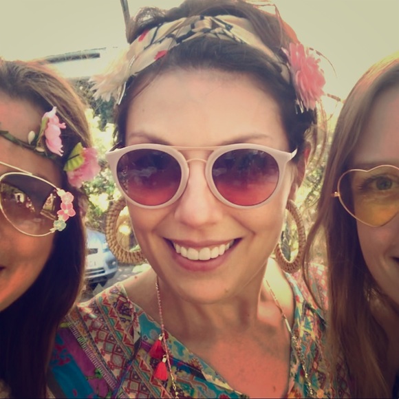 Meet your Posher, Renée. Hello! - Picture 1 of 1